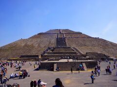 このピラミッドには、頂上まで248の階段で登ることができます。このピラミッドも未だ謎の多い建造物で、年に2回太陽がピラミッドの真上に来るように夏至の日には太陽がこのピラミッドの正面に沈むように建てられているそうです。