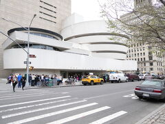 次に向かった先は、ソロモン・R・グッゲンハイム美術館です。

7番線の42St駅からGrandCentral駅へ行き、4・5・6番線のいずれかで86St駅へ行きます。86St駅を出るとセントラルパークが見えるので、セントラルパークの方向へ向かって歩くと見えてきます。

入り口でセキュリティチェックを受けてから、チケットカウンターに並びます。チケットカウンターで観光パスを見せるとチケットを貰えるので、それを係員の人に見せて展示エリアに入ります。