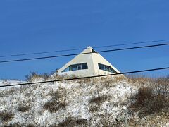 「浜小清水駅」を通過すると右手の丘の上に「フレトイ展望台」が見えました。フレトイとはアイヌ語で「丘が切れているところ」という意味で、その名の通り砂丘の終わりに位置しており、ピラミット型の展望台からは雄大なオホーツク海と知床連山を見ることが出来るようです。