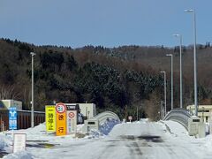 バスに戻って出発します。右側の座席なので網走駅の古い駅表示の写真は撮れませんでした。でも有名な網走川に架かる「鏡橋」の写真は撮れました。「鏡橋」の名には「流れる清流を鏡として、我が身を見つめ、自ら襟をただし目的の岸にわたるべし」との思いが込められています。この橋の向こうには「網走刑務所」しかありません。