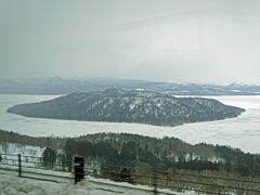 中島もきれいに見えます。島の向こう側の湖畔には「砂湯」があり、そこだけは氷結していないはずです。まだ白鳥もいるかもしれません。そう考えて今頃の季節に弟家族と一緒に来たことを思い出しました。