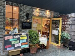 朝8時からパンが食べられるお店を探し、コムシノワ本店のブーランジェリーにお邪魔しました。
にしてもこれがまた辿り着くのに一苦労！住所通りのビルに辿り着いてもよくわからない！
建物を一周して、地下にお店を見つけました。