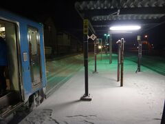 2時間半ほどで釧路のひとつ手前の東釧路で降りた。
これから乗る釧網本線の分岐駅。終点の釧路まで行っても乗れるとは思うんだけど、乗り継ぎが１分しかない。安全策を取って東釧路で乗り換える。

花咲線5632D 東釧路18:46→釧路18:51
釧網線4736D 釧路18:52→東釧路18:55

東釧路で待てば9分の余裕がある。
同志が2人ほど居た。