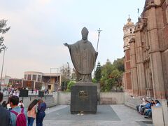 旧聖堂には教皇ヨハネ・パウロ２世も訪れているようで、大きな像が立っていました。