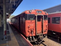 １３：１３、益田から乗車してきたキハ４０は山口駅に停車、当駅では26分間の停車時間があります