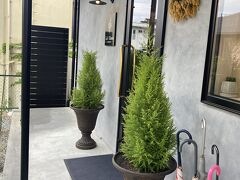 そして東大寺を参拝したあとは、本日のメイン・CAFÉ Kannaへ。それというのも今回の奈良行きは本来はお茶摘み体験に参加するためだったから。でも最低催行人数に達しなかったので
、やむなく中止になってしまい、どうせならお茶を楽しむ旅行にしようということで探したお店だった。そんなCAFÉ Kannaは近鉄学園前駅から徒歩15分くらいの場所にあります。きれい手入れされたお庭とシンプルながらセンスのいいインテリアでとてもお洒落なカフェです。駐車場完備、スロープ有でお子さん連れでも◎　お店の方も理解がありそう。