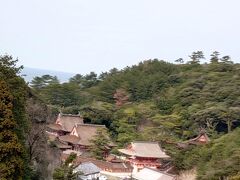 しっかり出雲大社のお詣りをして、移動です。
途中、このあとお詣り予定の日御崎神社が見えました。

やっぱり運転席移動だとこういう景色も堪能できないので、観光タクシーにさてよかったです^_^