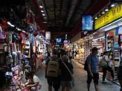ブギス駅前のマーケット。
チャイナタウンと同じようなものがあったが、値段が少し高めなので（とはいってもシンガポールにしては安い）、ばら撒き用のお土産物をはチャイナタウンの店で買った方がよさそうだ。

移動：ブギス　→　タナ・メラ　→　チャンギ・エアポート（MRT：East West Line）