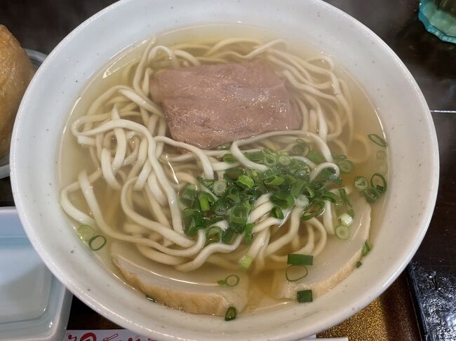 本ソーキそば小700円<br />ランチタイムはいなりのサービスあり<br /><br />かつお強め塩味控えめの私好みのつゆ、嚙みごたえのあるワシワシした麺(友人が使っていた表現を借用、硬いわけではないがつるんとした喉越しはない)、脂が少なく肉の旨みがギュッと凝縮した本ソーキ。<br />麺は好みのタイプではないが、ここ最近で1番おいしい。