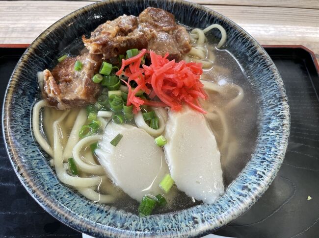 軟骨ソーキそば850円<br />名護そばの特徴は幅広麺だそうで、太くて厚めの存在感のある麺、軟骨ソーキは市販品かな。