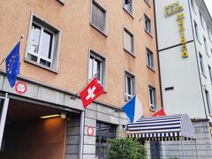 中央駅から徒歩5分程で、今夜の宿泊ホテル Hotel Montana Zurich に到着です。
駅からも徒歩圏内で、バスタブ・朝食付きなのでかなりオススメです。
荷物を置いて少し休憩してから、チューリッヒ散策に出発です。