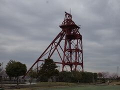 外は公園整備され、第一竪坑の櫓が遺っています。
頂上に巻上用の車輪が固定され、ゲージ(籠)を巻き上げたり、降ろしたりしました。
第一は地下への吸気口、第二は地上への排気口を兼ねていました。大型の扇風機が設置され、坑内は強制吸気・排気されました。
