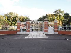 この日向かったのは明治村
S夫妻は1度行ったことがあるとのことでしたが、クッシーのリクエストに付き合ってくれました。名古屋から犬山経由で明治村まで約1時間、2日目もSさんのおかげでスムーズに移動、オープン前に到着です。