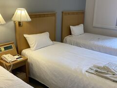 ホテルはパシフィックホテル沖縄。
二人ですが、トリプルのお部屋でした。まん中のベッドに荷物を置くことができて便利でした。アメニティも3人分ありました。