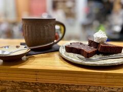 【あかじまのカフェとごはん guu guu】

でも、冷静になって考えてみると....ここは、人口が260人前後しかいない沖縄離島...