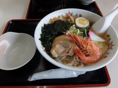 お昼ご飯。
周辺には本当に何もないので水族館隣接の長屋にある飲食店へ。こういう場所だと割高だったりするんですが、ここはおばちゃん一人が切り盛りする小さなお店。
900円の五目ラーメンはちゃんと五目入ってておいしかった。