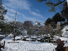 雪の中の金沢城。