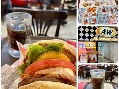 空港でまずは腹拵え、“A&W 宮古空港店”へ
初エンダーです(^^)
　初ルートビアです(^^)
とりあえず看板メニューのThe A&Wバーガーとルートビアを注文します。スタッフのお姉さんめっちゃ親切、そして可愛いです。しかもルートビアはお代わりオッケーとのこと。いやいや既にジョッキですよ。それにしてもバーガーもデカい！美味いし！これ以上欲張りしなくて良かったです。ルートビアも思ったほどクセは無く(クセはあるけど…)普通に飲めました。
ご馳走様でした。
