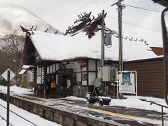 湯野上温泉駅の茅葺屋根の駅舎に積もった雪も良き＾＾