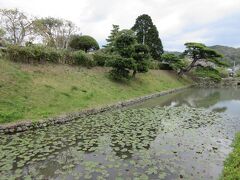 安芸城跡（高知県安芸市土居）

外堀は、夏になると蓮の白い花で覆われるらしい。