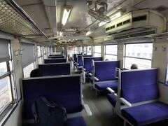 小倉駅発・日田彦山線の列車に西小倉駅から乗車。ここからはローカル線の雰囲気が旅情をそそる。ボックス席が車内に並ぶ光景はやっぱりいいよね。