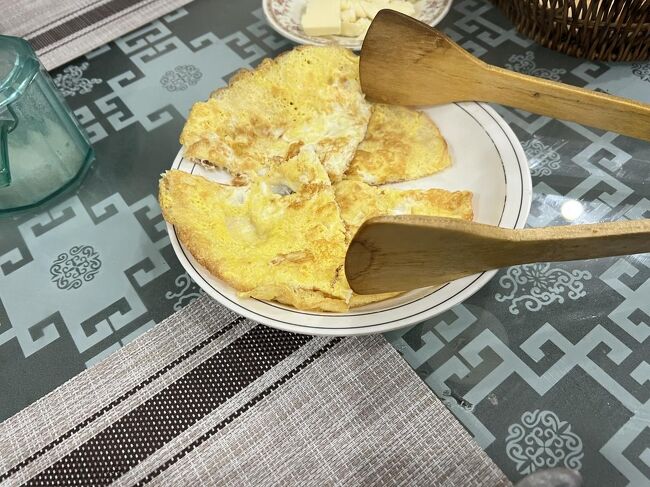 朝食は目玉焼き、卵焼きとバン・チャパテシ<br />またデシバターがうまい！