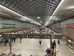MRT紅線で桃園MRT台北駅に向かいます。
桃園MRTは10:30発の直達に乗れました。