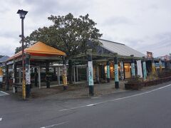 ●土佐くろしお鉄道/土佐入野駅

駅に到着しました。
焼き鳥の良い匂いがする～と思ったら、駅に焼き鳥屋さんが入っていました。
