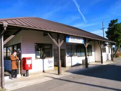 岩崎屋から10分ほどで治良門橋駅（じろえんばし）に着きました。

■治良門橋駅
・1913年（大正２）開業。

■駅名の由来
江戸時代に天笠治良右衛門（あまがさじろえもん）が新田堀用水に私財を投じて石橋を架け、その橋が治良門橋と呼ばれるようになり、駅名とされたようです。