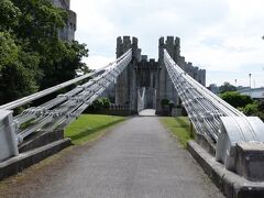 　コンウィ川に架かる3本の橋の真ん中を通るコンウィ吊橋(Conwy Suspension Bridge)は、この橋を建設したトーマス・テルフォードに因んで「テルフォード吊橋(Telford Suspension Bridge) 」とも呼ばれるそうです。

　コンウィ吊橋は長さ約100メートル、世界で最初の吊橋道路の一つとして1822～1826年に建設されました(現在は歩行者・自転車専用となっています)。吊橋は1950年に指定建造物1級(Grade I) に指定され、現在はナショナル・トラストが管理しています。

※ナショナル・トラストは、歴史的建築物の保護を目的とする英ボランティア団体

　それでは吊橋を渡っていきましょう！