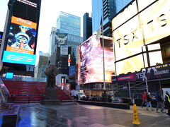 とうとう帰る日になってしまいました。

7:30くらいにホテルから歩いて5ブロックのTimes Squareへ。夜だと歩くのも大変なくらい人口密度が高いのに、朝だと全くいません。

地面が濡れているのは、清掃員の方が水を撒いて掃除をしていたからです。Times Squereで観光客の人たちが心地良く過ごせるのは、清掃員の方が掃除をしてくれているからですね。ありがとうございます！