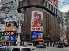 【すすきの】

やっぱり札幌と言えばこの看板！
テレビやメディアではよく見かけるこの看板

大阪で例えると「道頓堀のグリコの看板」だったり、
東京ならば「浅草、浅草寺（せんそうじ）の雷門」

という感じかな！？

やっぱり写真を撮ってしまう（笑）