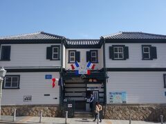 洋館長屋かな。