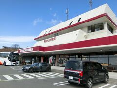 阿蘇火山博物館に到着しました。さすがの有名観光地、観光バス、路線バス、タクシー、レンタカーに自家用車とたくさんの車がいました。