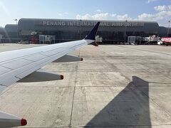 飛行時間1時間30分程で、ペナン（PEN）国際空港に到着
入国審査後、空港からgrabでジョージ・タウン市内のホテルへ
シンガポールとマレーシアとは時差がありませんが、ペナンの方が日が長く、日差しも強よかったよ。
