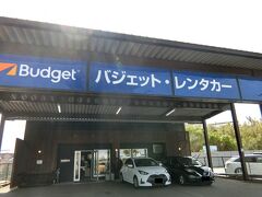 空港からは歩いて５分くらい？のレンタカー屋さん。この白い車ヤリスが今回の旅のお供。高松ナンバー。松山から入って高知で乗り捨てるためレンタカー代は20802円（2泊3日）もしました。