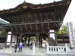 　バスを使って、成田山新勝寺に到着！
　成田山新勝寺は1,080余年の長い歴史があり、年間1,000万人を超える参詣者が訪れる全国有数の寺院となっています。広大な境内には数々のお堂はもちろん自然豊かな公園などがあり、ご利益スポットや運気がアップするといわれるパワースポットも豊富です。
　また、成田のお不動様として親しまれ関東三大不動の一つとなっています。