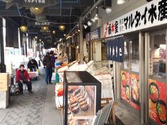 【二条市場】

今日はここで朝ごはん
前もって調べていたらここにあるお店の「焼き魚定食」がおいしいとの情報を！

昨日下見に来ていたので、
どこにお店があるかはわかっているので迷わずそこへ！

が！しかし──