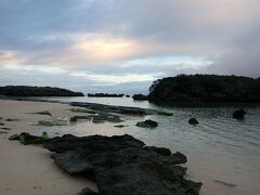 早朝
まだ雨は降っていなかったので、星砂の浜まで散歩しました。
写真には写っていませんが、オフシーズンなので海岸線の奥まで見たことないパッケージの漂着ごみがびっしり。
大陸の漁船の乗組員は笑いながら海にゴミを投げ捨てると聞いたことがあります。
あまりのひどさに着払いで日本海の向こう側へ送り返したい気持ち。