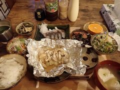 シャワーを浴びてちょっとくつろいで、しあわせの夕食タイム
悪天候で予定は変わってしまったけど、なんだかんだでまぁ充実した一日になりました。

つづく

