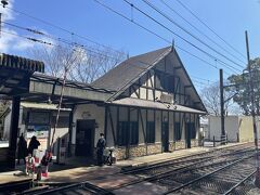 11:00 宮ノ下駅に到着です。
ここから箱根登山バスに乗り換えます。