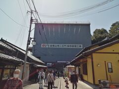 一瞬何なのか理解できませんでしたが文字通りのようです。残念！修理が終るのが令和10年いっぱいとのこと。実に工期は8年4ヶ月。仁王門に収められていた金剛力士立像は修復が終わるまで奈良県立博物館で特別展示されているようです。