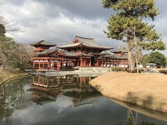 京都観光の最初は、宇治の平等院に行きました。
京都は住んでいたこともあり、また、旅行でも何度も行っているのですが、平等院に行くのは初めてでした。
平等院は、世界遺産「古都京都の文化財」の構成要素の一つだそうです。17カ所の寺社などで構成されているそうですが、他に何があるのか気になって調べてみると、上賀茂神社、下鴨神社、清水寺、二条城、西本願寺、延暦寺など、誰もが知っている場所が多く登録されていました。