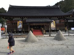 続けて上賀茂神社。
自動車を使うと、それぞれの場所は意外と近くて短時間でまわれます。京都の観光スポットはコンパクトにまとまっています。

平等院から伏見稲荷大社まで11km。
伏見稲荷大社から二条城までは6.7km。
二条城から上賀茂神社まで5.3km。
上賀茂神社からこのあと行った貴船神社までが8.2km。

伏見稲荷大社近辺以外は、意外と渋滞もなく、スムーズにまわることが出来ました。