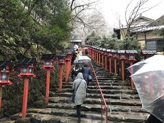 貴船神社に向かう途中から雪がちらついてきました。
貴船神社は京都の北の方角にあり、ずいぶんと山の方へ登っていくことになります。
写真の参道では分かりにくいですが、神社の周辺には雪がうっすらと積もっていました。歩くには残念な天候ではありますが、雪の貴船神社周辺は、とてもきれいで、観光スポットをめぐるには却って良い天気とも言えました。