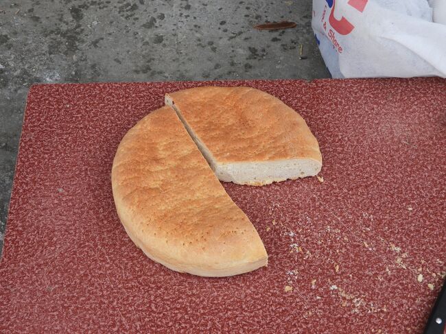 現地ガイドさんの家の自家製パンもでました