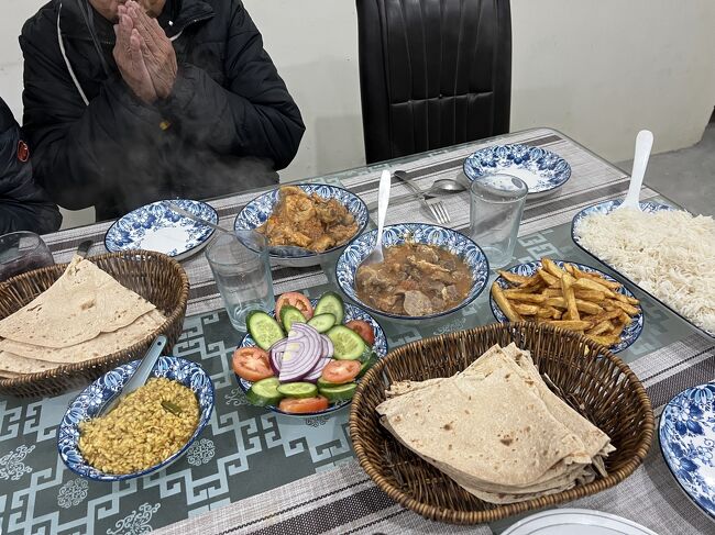 ゲストハウスの夕食はメインはカレー<br />寒いので早く食べないとどんどん冷えて行きます。