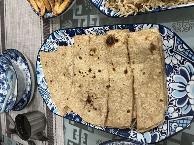 地元の料理<br />チャパティにアプリコットオイルをかけています