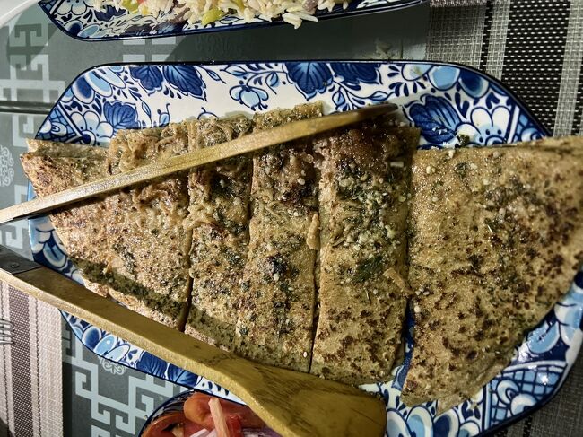 チャパティにアプリコットオイル、さらにナッツとかがかけてあります。