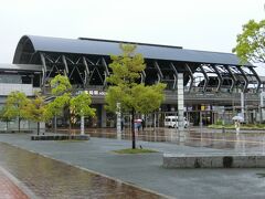 高知駅は珍しいアーチ形の屋根が素敵な駅でした。